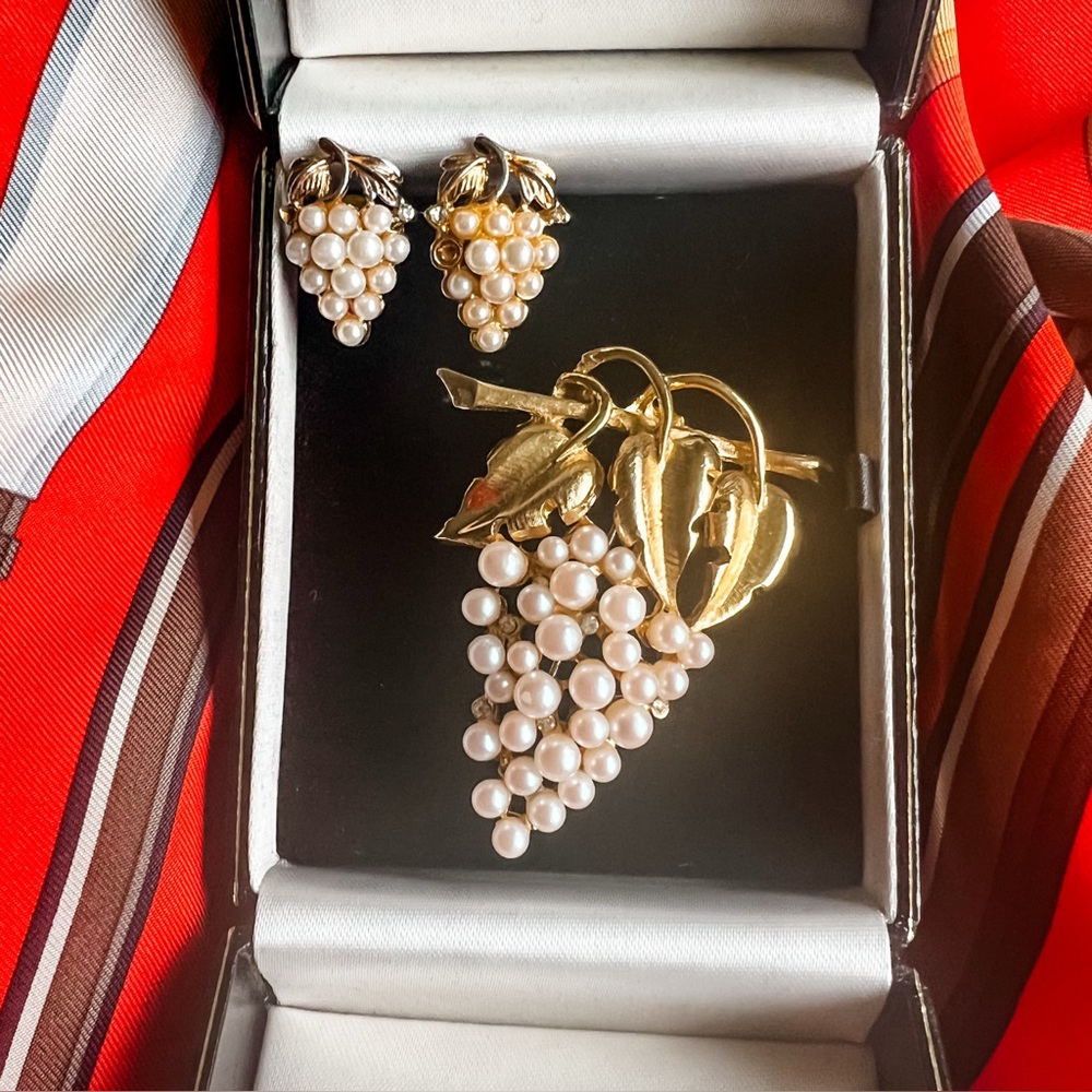 Vintage Grape Gold Tone Demi Parure Set Post Stud Earrings + Brooch